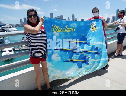 Miami, États-Unis d'Amérique. 08e mai 2020. MIAMI, FLORIDE - 08 MAI : les gens sont vus comme les Blue Angels survolant le centre-ville de Miami le 08 mai 2020 à Miami, Floride. Les Blue Angels ont pris le ciel pour rendre hommage aux travailleurs de première ligne qui combattaient le COVID-19 (photo d'Alberto E. Tamargo/Sipa USA) Credit: SIPA USA/Alay Live News Banque D'Images