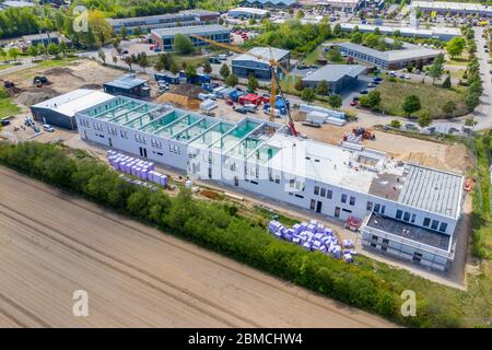 photographie d'un grand chantier de construction sur lequel est construit un grand hall d'usine Banque D'Images