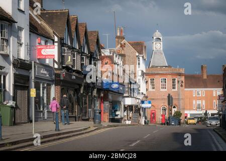 Reigate, Surrey, Royaume-Uni - 1er mai 2020 - ville marchande typique britannique High Street, vide en raison du blocage du coronavirus Banque D'Images