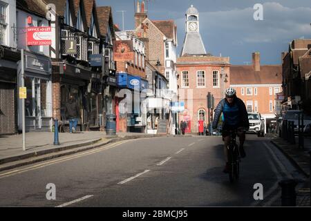 Reigate, Surrey, Royaume-Uni - le 1er mai 2020 - un homme parcourt la rue High Street de la ville; aucun autre trafic à cause du coronavirus le confinement Banque D'Images