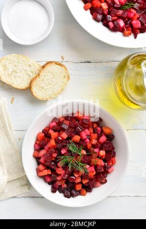 Salade de betteraves dans un bol. Salade de detox saine avec betterave, pomme de terre, carotte, cornichons. Vue de dessus, plan d'appartement Banque D'Images