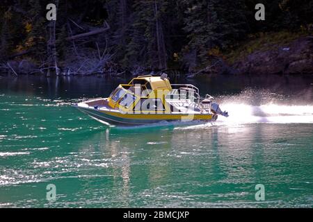 Bateau à moteur tournant sur une rivière d'eau douce. Banque D'Images