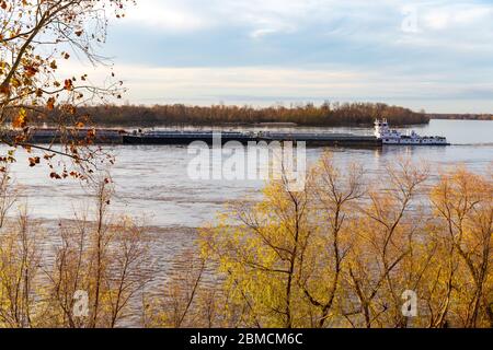 Vicksburg, MS / USA: Remorqueur sur le fleuve Mississippi à Vicksburg, Mississippi Banque D'Images