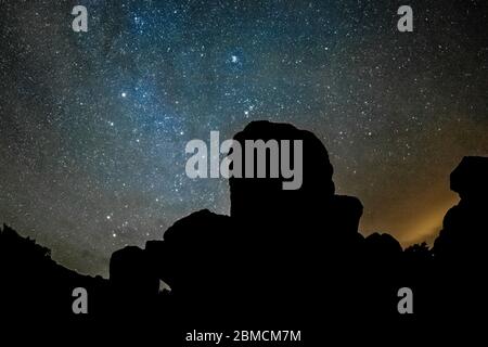 Ciel étoilé et voie lactée au-dessus des formations rocheuses du parc national de City of Rocks, situé entre Silver City et Deming dans le Chihuahuan Banque D'Images