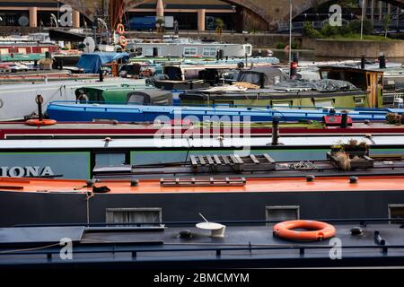 Des barques à nageots dans le bassin de Limehouse, à l'est de Londres, vus pendant le confinement du coronavirus 2020. Banque D'Images