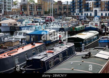 Des barques à nageots dans le bassin de Limehouse, à l'est de Londres, vus pendant le confinement du coronavirus 2020. Banque D'Images