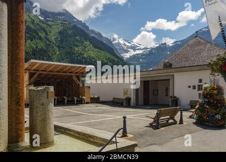 Vue imprenable sur les sommets enneigés des Alpes suisses depuis le petit village de Champéry en Suisse. Ciel bleu vif et blanc moelleux Banque D'Images