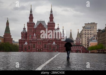 Moscou, Russie. 8 mai 2020 l'homme marche sur la place Rouge vide pendant l'auto-isolement obligatoire dans le cadre d'une nouvelle épidémie de coronavirus COVID-19, dans le centre de Moscou, en Russie Banque D'Images