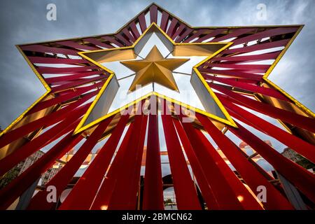 Moscou, Russie. 8 mai 2020 une installation dédiée au 75e anniversaire de la victoire sur l'Allemagne nazie pendant la Seconde Guerre mondiale, installée sur l'avenue Kutuzovsky à Moscou, Russie Banque D'Images