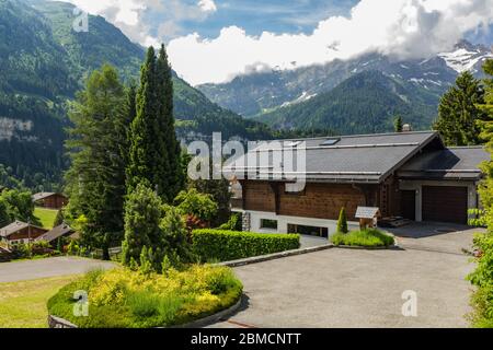 Vue imprenable sur les sommets enneigés des Alpes suisses depuis le petit village de Champéry en Suisse. Ciel bleu vif et blanc moelleux Banque D'Images