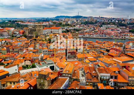 Vue aérienne sur les anciens bâtiments historiques de Porto et Vila Nova de Gaia avec le fleuve Douro, Portugal Banque D'Images