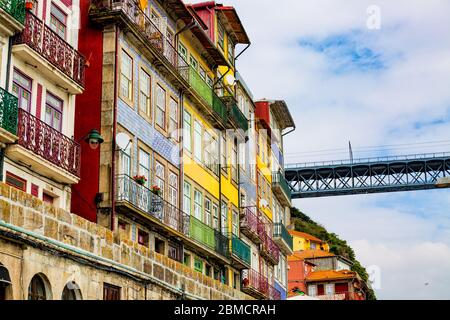 Beaux bâtiments historiques colorés dans la vieille ville de Ribeira dans la ville de Porto, Portugal Banque D'Images