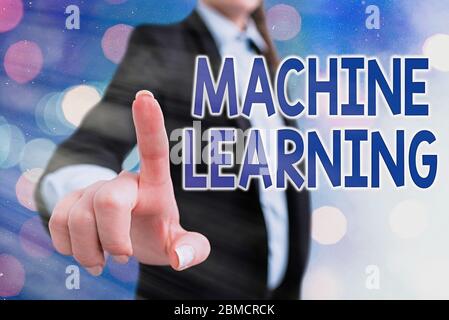 Note écrite montrant l'apprentissage de la machine. Concept d'entreprise pour donner aux ordinateurs la possibilité d'être enseignés avec des données Banque D'Images