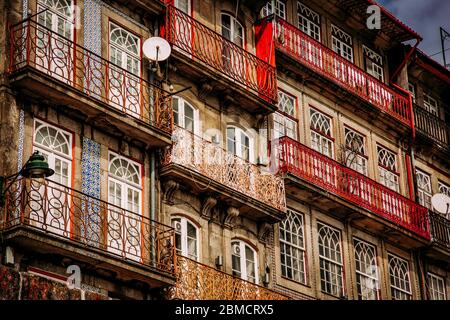 Beaux bâtiments historiques colorés dans la vieille ville de Ribeira dans la ville de Porto, Portugal Banque D'Images