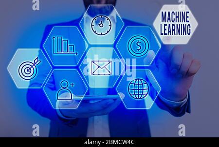 Note écrite montrant l'apprentissage de la machine. Concept d'entreprise pour donner aux ordinateurs la possibilité d'être enseignés avec des données Banque D'Images