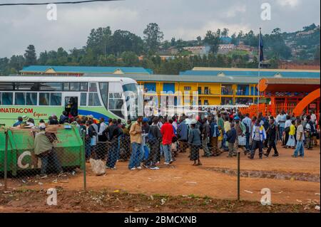 Scène de rue avec un terminal de bus à Kigali, la capitale et la plus grande ville du Rwanda. Banque D'Images