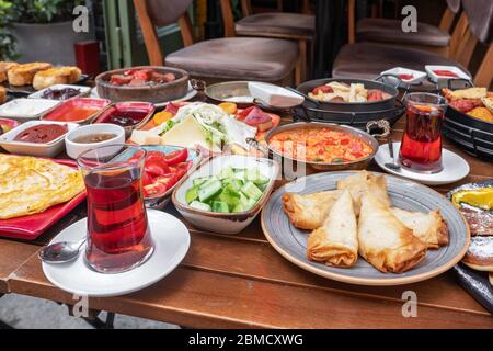 Délicieux petit déjeuner turc traditionnel sur la table Banque D'Images