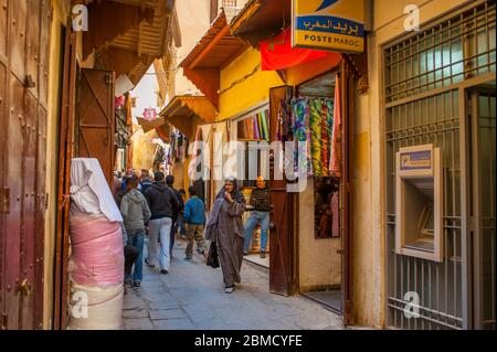 Une scène de rue dans une petite allée de la Médina (vieille ville) de la ville de Fès (ou Fès) au Maroc. Banque D'Images