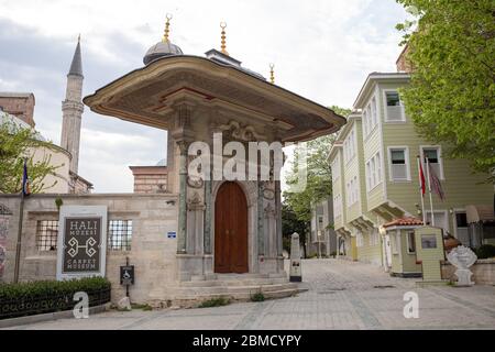 La porte historique du Musée du tapis et la vue sur la rue Sogukcesme. Les rues et les places sont vides en raison du nouveau type de coronavirus. Banque D'Images