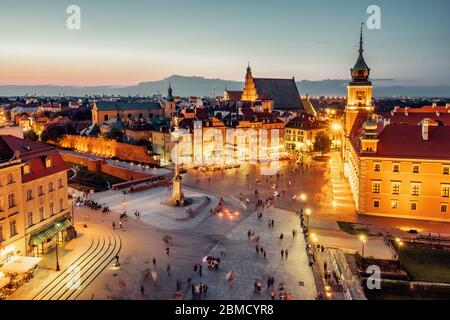 Place du château à Varsovie au crépuscule, Pologne Banque D'Images