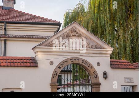 Détail architectural de l'entrée de la synagogue Remuh à Kazimierz, un quartier juif et historique de la vieille ville de Cracovie, Pologne. Banque D'Images