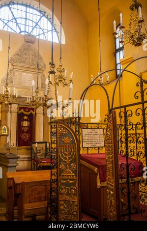 Intérieur de la synagogue Remuh à Kazimierz, un quartier juif et historique de la vieille ville de Cracovie, Pologne. Banque D'Images