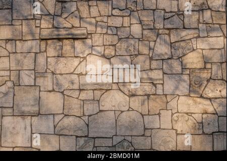 Le mur des lamentations, construit à partir de petits fragments de pierres tombales, à la Synagogue Remuh à Kazimierz, un quartier juif et historique de la vieille ville de Banque D'Images