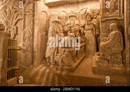 Des personnages religieux taillés de sel dans la chapelle Saint-Kinga (1896) à la mine de sel de Wieliczka (site classé au patrimoine mondial de l'UNESCO) à Cracovie, en Pologne. Banque D'Images