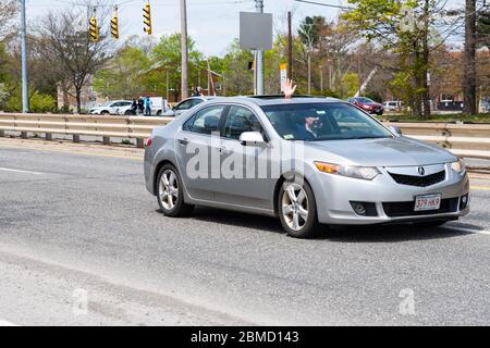 Concord, Massachusetts. 8 mai 2020. Les premiers intervenants de plusieurs villes qui se sont manifestée par l'hôpital Emerson de Concord pour les remercier. Banque D'Images