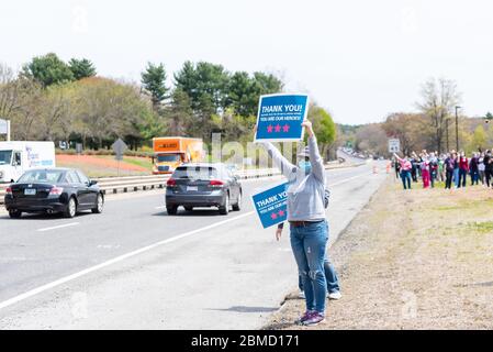 Concord, Massachusetts. 8 mai 2020. Les femmes tiennent des panneaux de remerciement à la circulation routière par l'hôpital Emerson à Concord pendant la Parade Appréciation. Banque D'Images