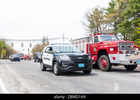 Concord, Massachusetts. 8 mai 2020. Les premiers intervenants de plusieurs villes qui se sont manifestée par l'hôpital Emerson de Concord pour les remercier. Banque D'Images