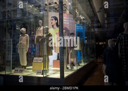 New York, États-Unis. 8 mai 2020. Photo prise le 8 mai 2020 montre un magasin Uniqlo fermé à New York, aux États-Unis. De nouvelles données ont montré que les employeurs américains ont réduit de 20.5 millions d'emplois en avril, effaçant une décennie de gains d'emploi depuis la crise financière mondiale et poussant le taux de chômage à un niveau record de 14.7 pour cent. Crédit: Xinhua/Alay Live News Banque D'Images