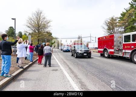 Concord, Massachusetts. 8 mai 2020. Les premiers intervenants de plusieurs villes qui se sont manifestée par l'hôpital Emerson de Concord pour les remercier. Banque D'Images