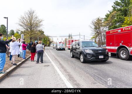 Concord, Massachusetts. 8 mai 2020. Les premiers intervenants de plusieurs villes qui se sont manifestée par l'hôpital Emerson de Concord pour les remercier. Banque D'Images