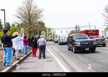 Concord, Massachusetts. 8 mai 2020. Les premiers intervenants de plusieurs villes qui se sont manifestée par l'hôpital Emerson de Concord pour les remercier. Banque D'Images