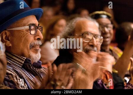 Juan Felipe Herrera, poète lauréat des États-Unis, lit lors du Festival de poésie de la ville de St. Louis Brick 2016 à la bibliothèque publique de St. Louis. Banque D'Images