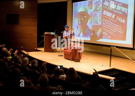 Juan Felipe Herrera, poète lauréat des États-Unis, lit lors du Festival de poésie de la ville de St. Louis Brick 2016 à la bibliothèque publique de St. Louis. Banque D'Images