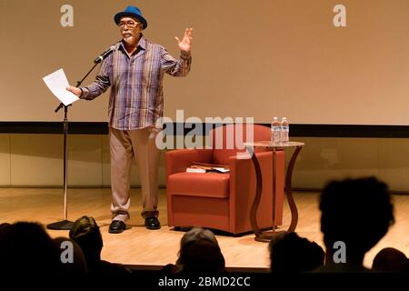 Juan Felipe Herrera, poète lauréat des États-Unis, lit lors du Festival de poésie de la ville de St. Louis Brick 2016 à la bibliothèque publique de St. Louis. Banque D'Images