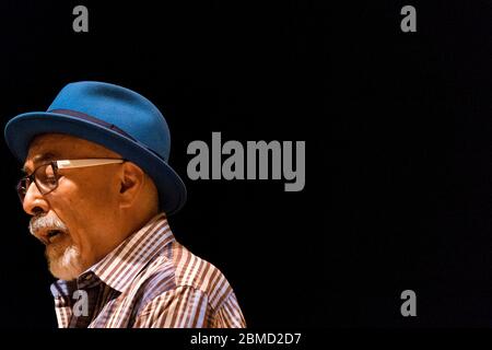 Juan Felipe Herrera, poète lauréat des États-Unis, lit lors du Festival de poésie de la ville de St. Louis Brick 2016 à la bibliothèque publique de St. Louis. Banque D'Images