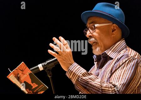 Juan Felipe Herrera, poète lauréat des États-Unis, lit lors du Festival de poésie de la ville de St. Louis Brick 2016 à la bibliothèque publique de St. Louis. Banque D'Images