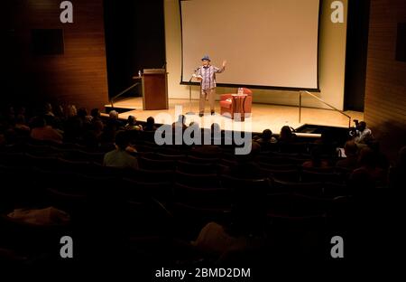 Juan Felipe Herrera, poète lauréat des États-Unis, lit lors du Festival de poésie de la ville de St. Louis Brick 2016 à la bibliothèque publique de St. Louis. Banque D'Images