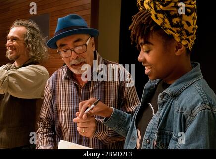 Juan Felipe Herrera, poète lauréat des États-Unis, lit lors du Festival de poésie de la ville de St. Louis Brick 2016 à la bibliothèque publique de St. Louis. Banque D'Images