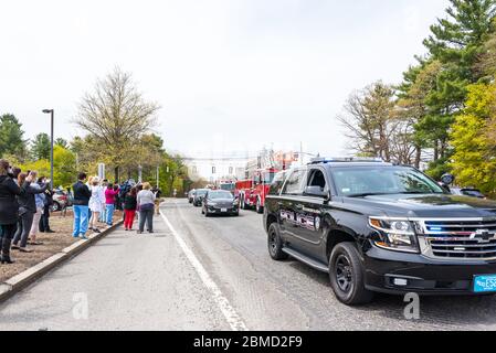 Concord, Massachusetts. 8 mai 2020. Les premiers intervenants de plusieurs villes qui se sont manifestée par l'hôpital Emerson de Concord pour les remercier. Banque D'Images