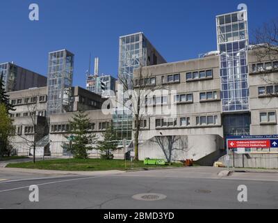 HAMILTON, CANADA - MAI 2019 : architecture moderne de l'Hôpital universitaire McMaster. Banque D'Images