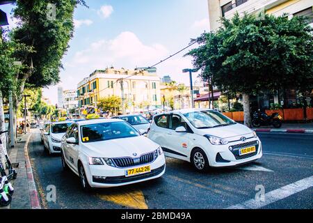 Tel Aviv Israël 07 septembre 2019 vue du taxi israélien traditionnel roulant dans les rues de tel Aviv dans l'après-midi Banque D'Images