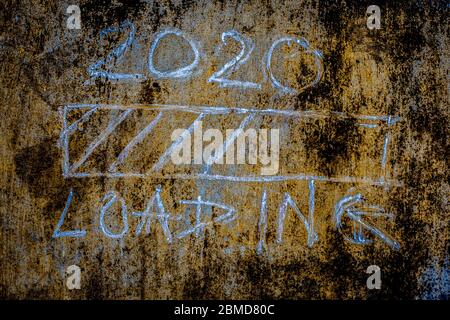Affiche de chargement Creative 2020 sur le mur brunâtre rugueux. Gros plan. Banque D'Images