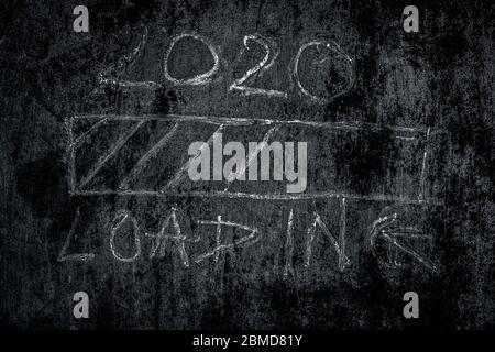 Affiche de chargement Creative 2020 sur le mur brunâtre rugueux. Gros plan. Banque D'Images