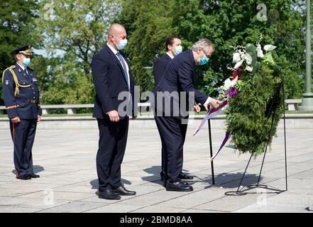 Prague, République tchèque. 8 mai 2020. Le président tchèque Milos Zeman (1er R) dépose une couronne à la tombe du soldat inconnu pour marquer le 75e anniversaire de la fin de la Seconde Guerre mondiale en Europe à Prague (République tchèque), le 8 mai 2020. Crédit: Dana Kesnerova/Xinhua/Alay Live News Banque D'Images