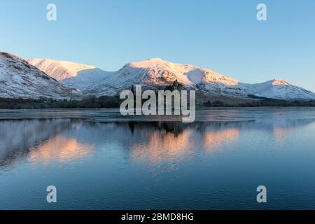 Château de Kilchurn sur un Loch Awe partiellement gelé dans les Highlands écossais, en Écosse Banque D'Images