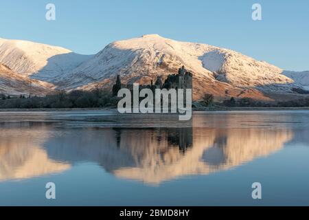 Château de Kilchurn sur un Loch Awe partiellement gelé dans les Highlands écossais, en Écosse Banque D'Images